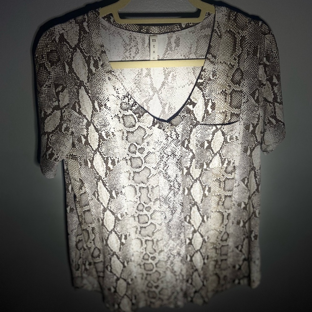 MTS snakeskin pattern V-neck with pocket